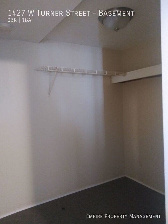 Foto del edificio - Basement Level-Studio/ 1 Bathroom Apartmen...