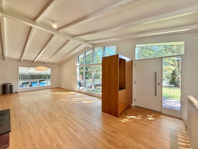 Foto del edificio - Luxurious 4BD, 3BA Raleigh Home with Fence...