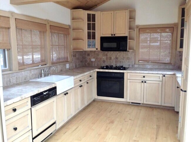 Building Photo - 954 Dean Ave