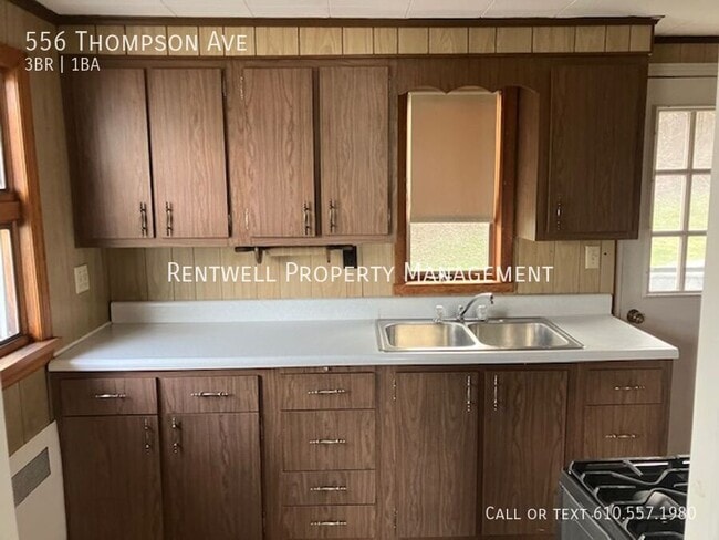 Building Photo - 556 Thompson Ave