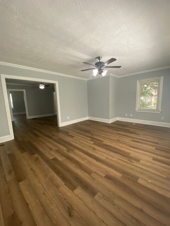 Building Photo - Beautiful 3 bedroom 2 bath house with fenc...