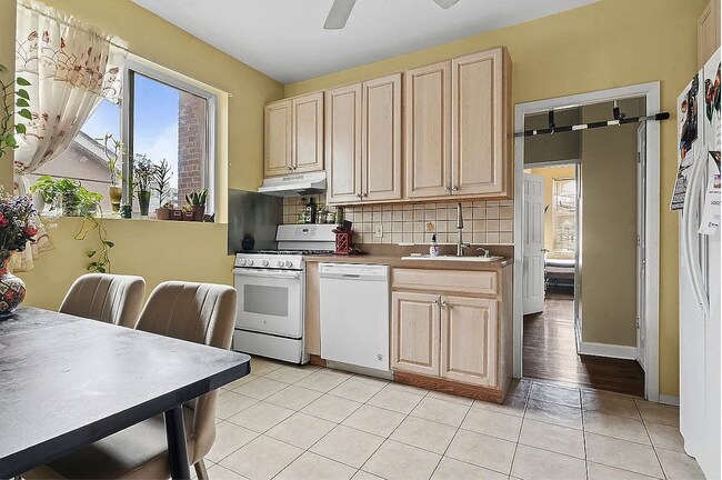 Foto del edificio - 1761 E 16th St