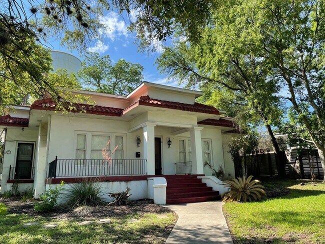 Foto del edificio - 2/2 Spanish Style House on a Corner Lot Mi...
