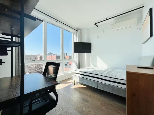 Building Photo - Furnished room/NOT APARTMENT