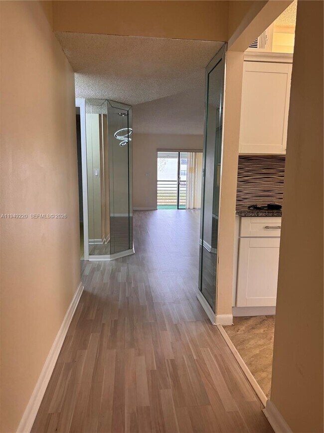 Foto del edificio - 4950 E Sabal Palm Blvd