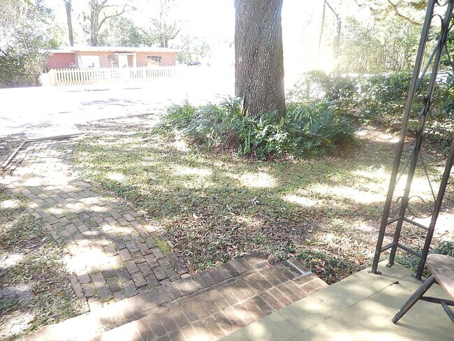Building Photo - DOWNTOWN 3/1 w/ Wood Floors, Fenced Yard, ...