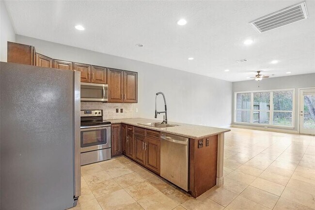 Building Photo - 307 Covecrest Dr