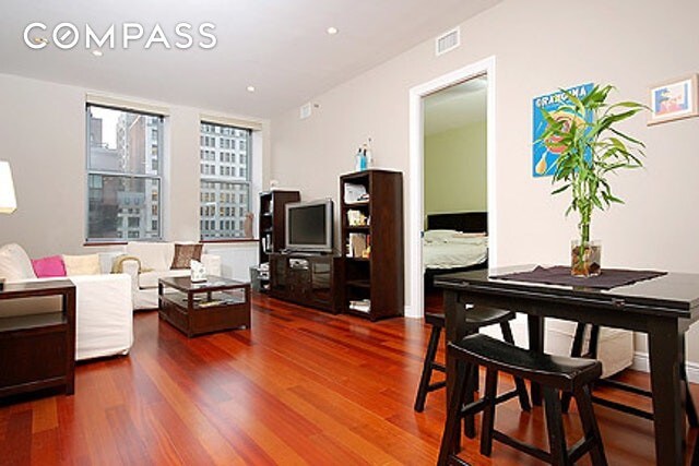 Foto principal - 117 E 29th St
