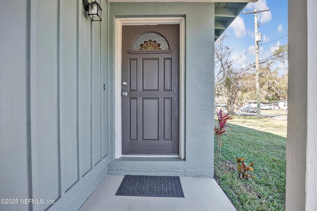 Building Photo - 858 Le Brun Dr