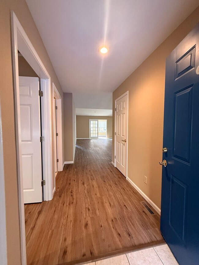 Building Photo - 1549-MF2-E4