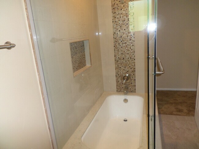 Foto del edificio - Beautiful single family home in desirable neighborhood!