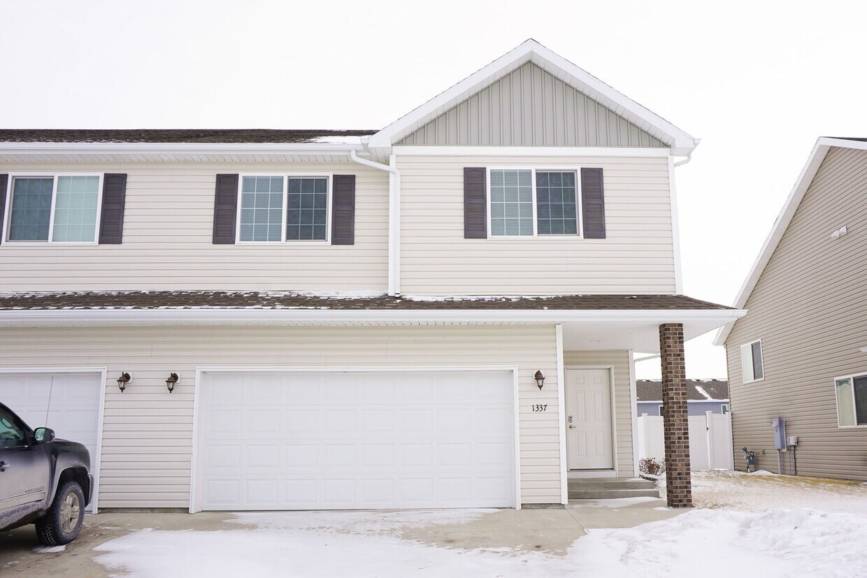 Primary Photo - 3 Bed 3 Bath Twin Home