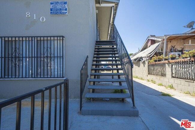 Building Photo - 810 W 62nd St