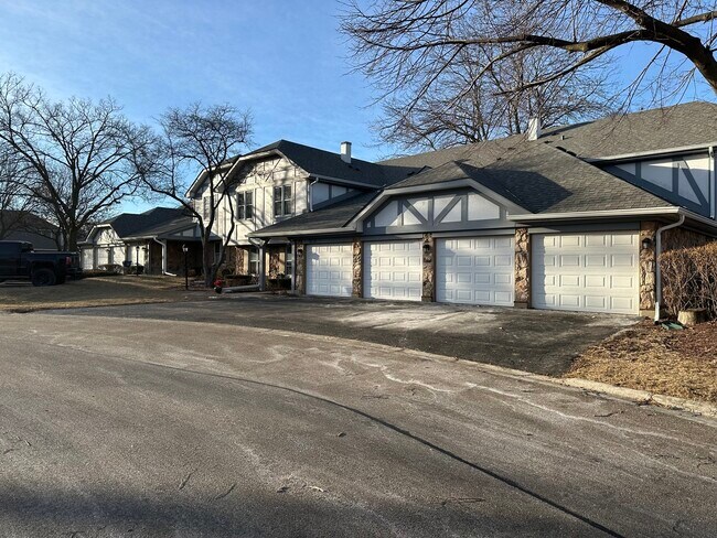 Foto del edificio - 1310 Cromwell Ct