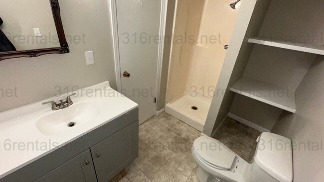 Building Photo - $1150 - 3 room 2 bath - Apartment located ...