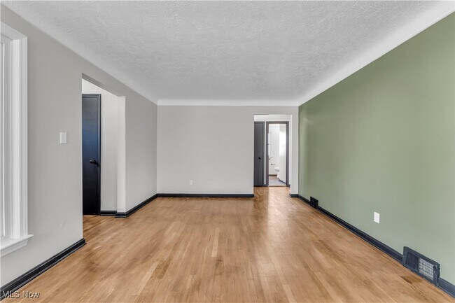 Foto del edificio - 24330 Glenforest Rd