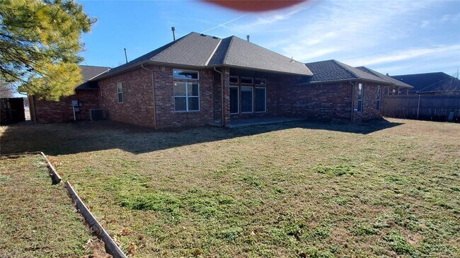 Foto del edificio - 6909 Green Meadow Ln
