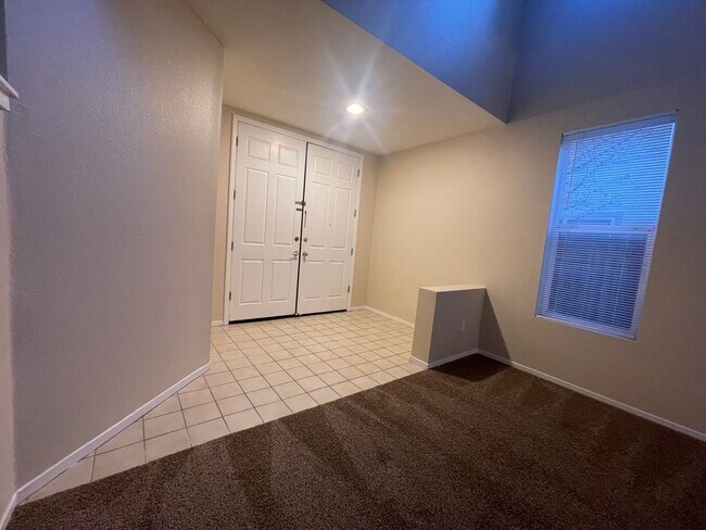 Foto del edificio - Wonderful Home Close to Shopping and Public Transportation.