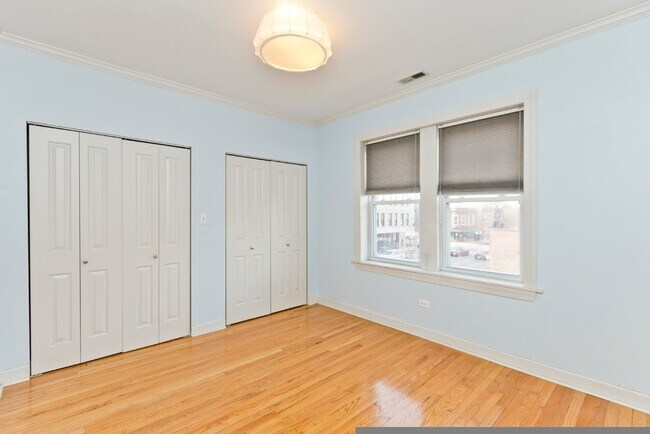 Foto del edificio - 3040 W Diversey Ave