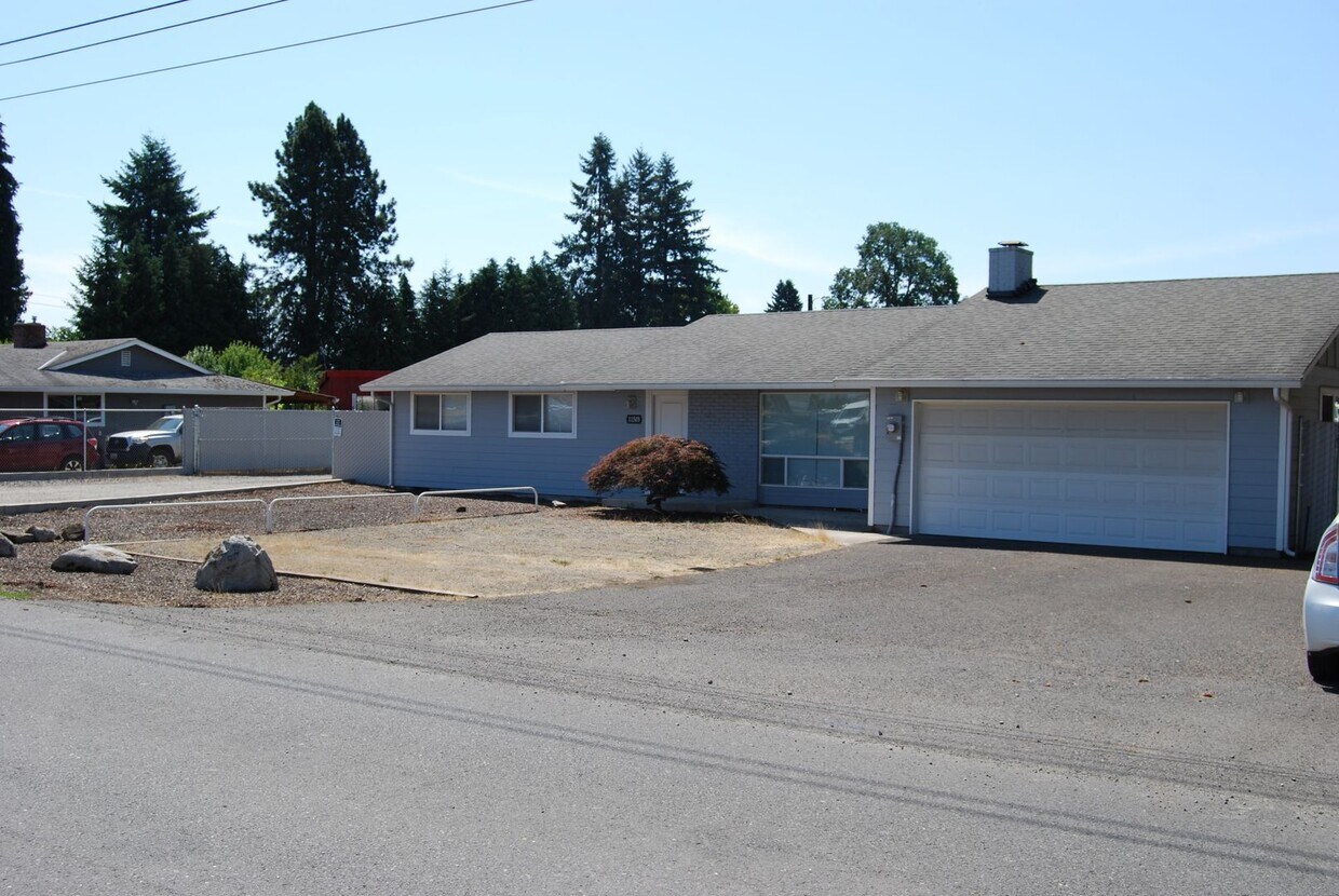 Foto del edificio - 3 Bed 2 Bath Home with Large Yard in Brush...