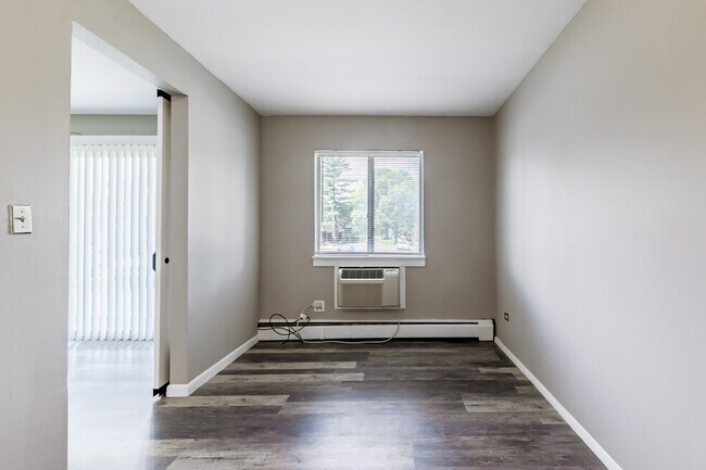 Building Photo - Renovated 900 square foot 1-bedroom/1-bath...