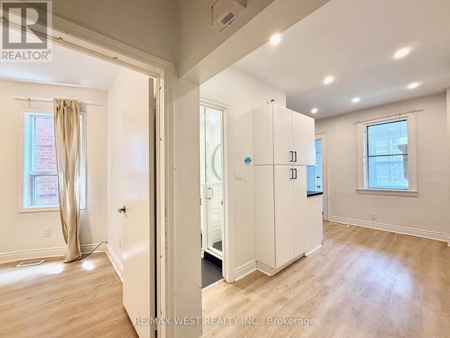 Building Photo - 534 Gladstone Ave