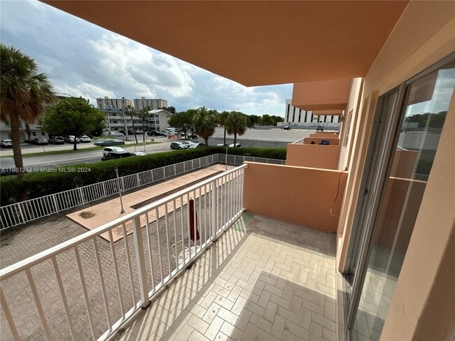 Building Photo - 2200 E Hallandale Beach Blvd