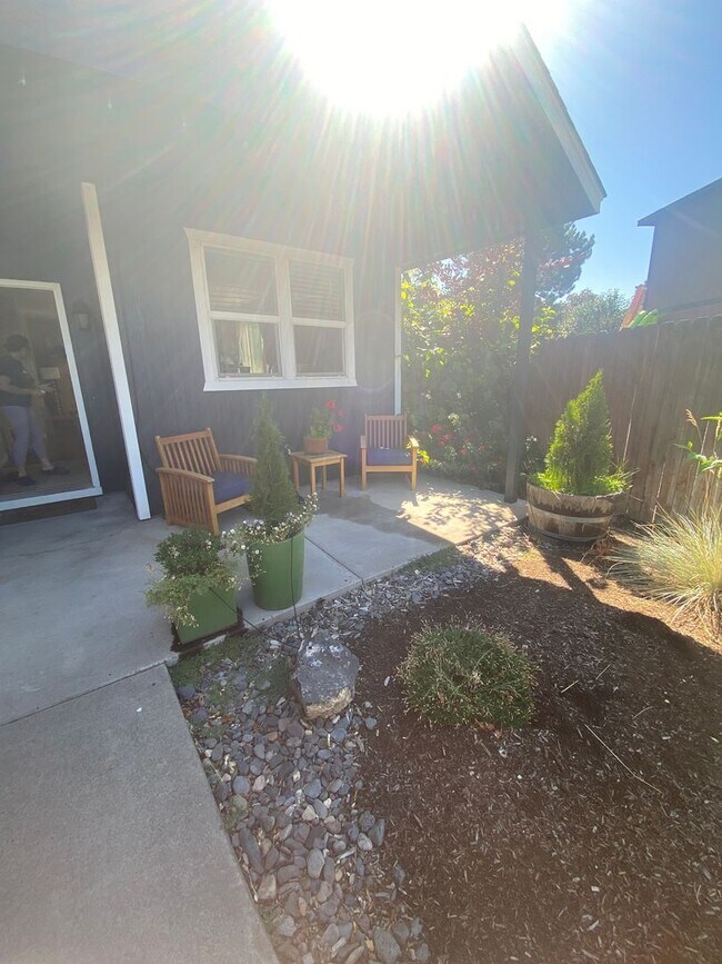 Foto del edificio - A gardeners paradise!  Single level home l...