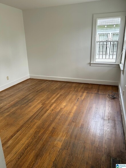Building Photo - 1529 1st Ave W