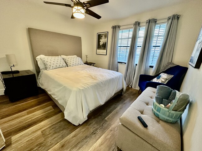 Building Photo - 1712 NE 5th Ct