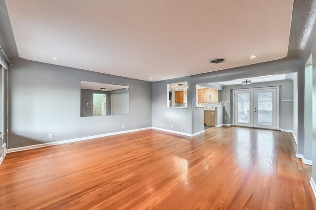 Building Photo - 2 Bedroom single family home in Denver