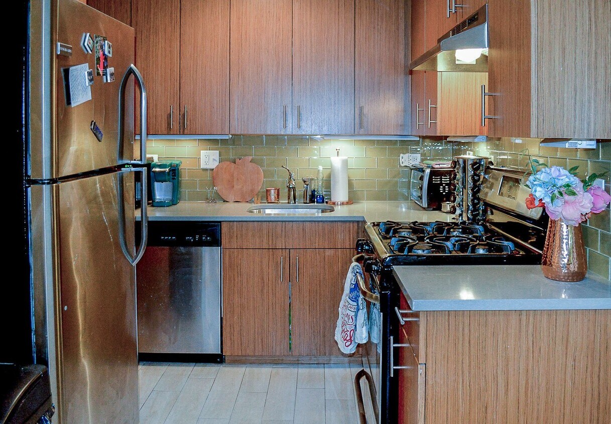 Primary Photo - 3715 N Wilton Ave
