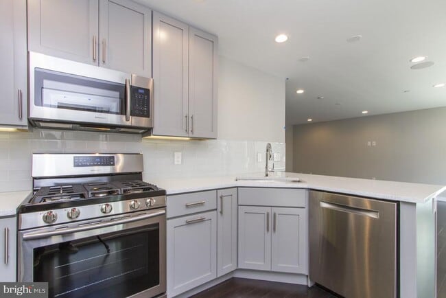 Building Photo - 716 S Sartain St