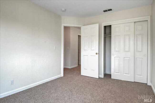 Foto del edificio - Architectural delight! Shows like a model! 4 bedrooms, 2 full baths.