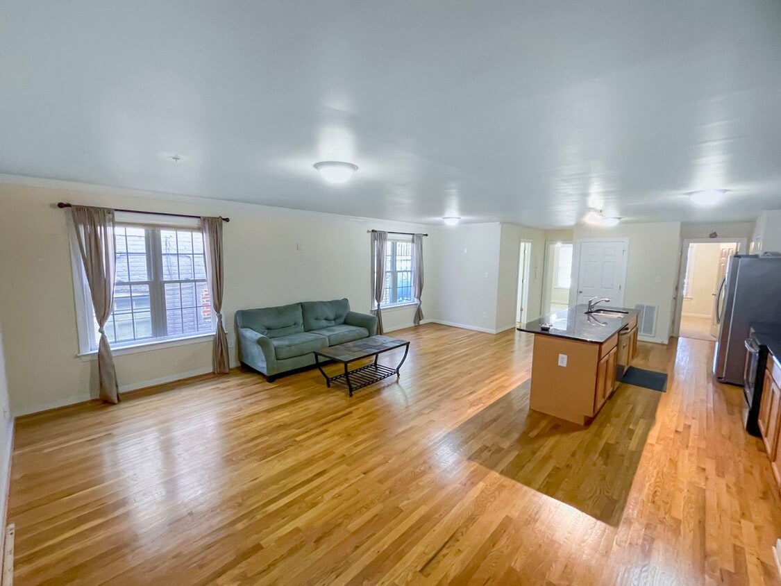 Primary Photo - Stylish 3-Bedroom Condo in the Heart of Ca...