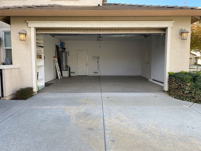 Building Photo - COMING SOON!!! Splendid 6 bdrm/4 bath home!!!