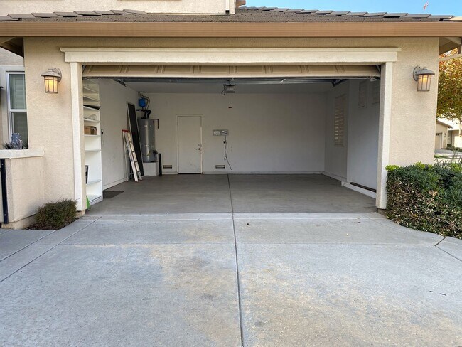 Foto del edificio - COMING SOON!!! Splendid 6 bdrm/4 bath home!!!