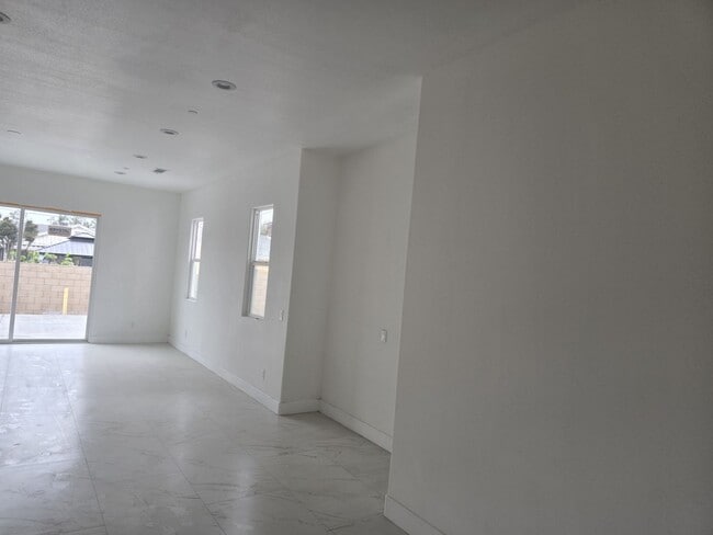 Foto del edificio - Brand New Spacious Home in Garden Grove fo...