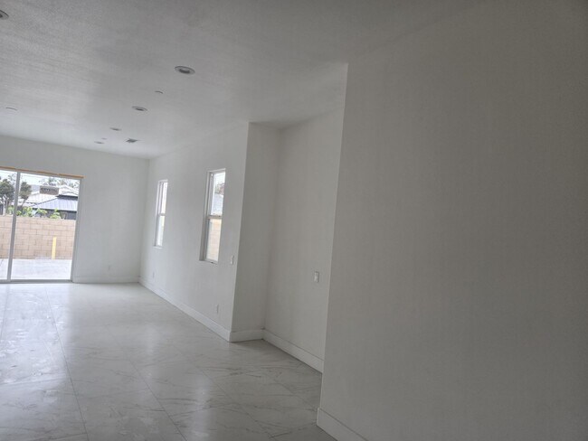 Foto del edificio - Newly Built Spacious 4 Bed/4 Bath Home in Garden Grove for Lease