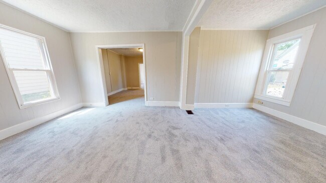 Foto del edificio - Huge 4 Bedroom Single Family House - almost 1500 SQ FT!