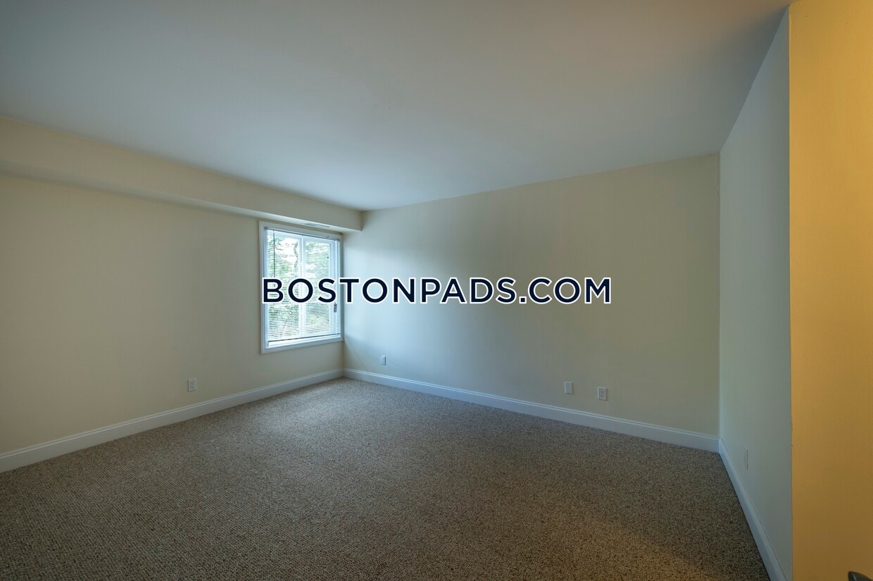 16 Westgate Dr Unit 204, Woburn, MA 01801 Room for Rent in Woburn, MA
