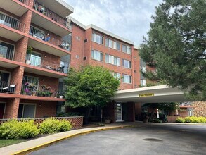 Building Photo - 16 E Old Willow Rd