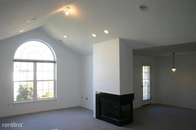 Building Photo - 2 br, 2 bath Condo - Rosewood Village Cond...