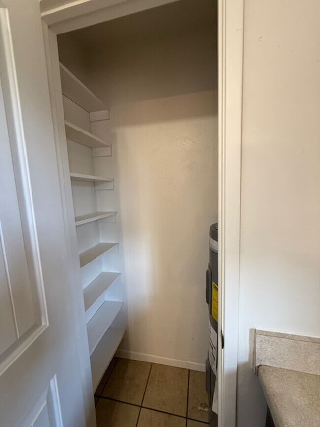 Building Photo - 3 Bed 1 1/2 Bath Home with Fireplace Conta...
