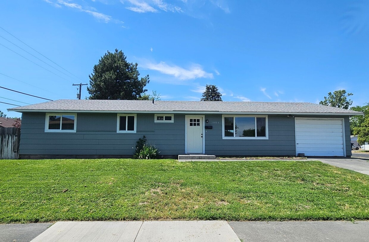 Primary Photo - Newly Renovated 4 Bedroom Home