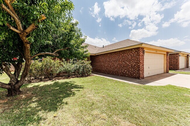Foto del edificio - Rare 3 bedroom 3 bath home in Frenship Schools!
