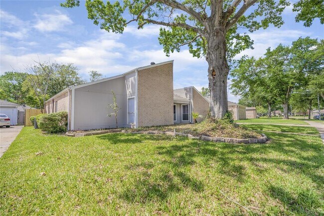 Building Photo - 15715 Creekhaven Dr
