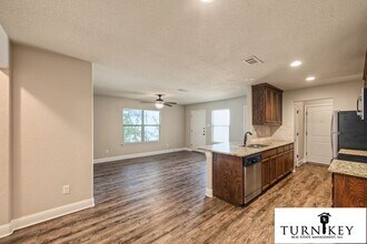Building Photo - 3216 S Cherry Ln