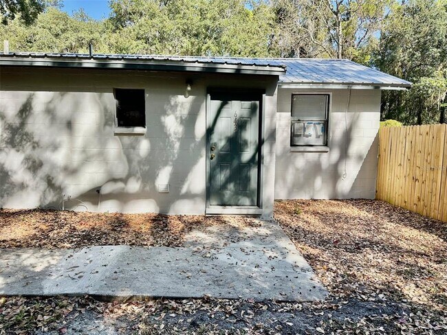 Foto del edificio - 643 NE Waldo Rd