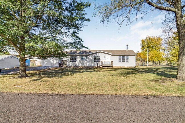 Building Photo - Nice 3bed/2bath home w/fenced in yard